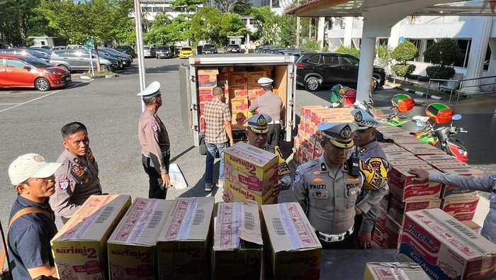 Ditlantas Polda Riau Bergerak Cepat, Kirim Bantuan untuk Korban Bencana di Sumbar!