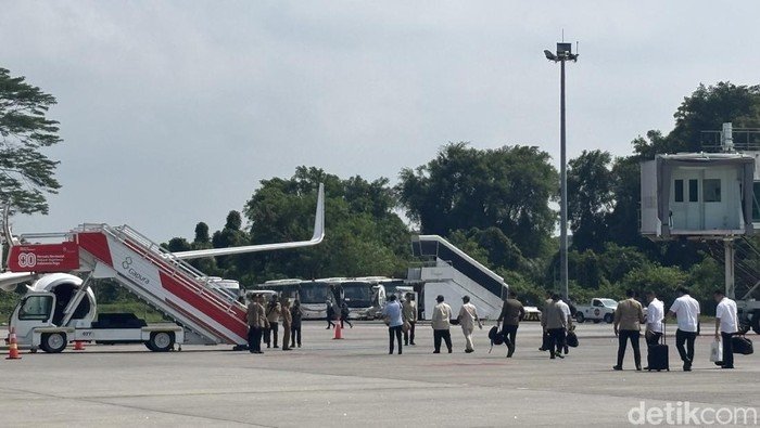 Prabowo Tinjau Banjir Sumbar, Setelah Sumut-Aceh, Perhatikan Korban Lebih Dekat!