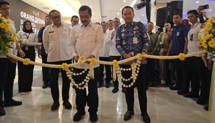 “Solusi Pemerintah: Immigration Lounge di Solo Square, Menteri Agus Beri Tuntutan Berani!”