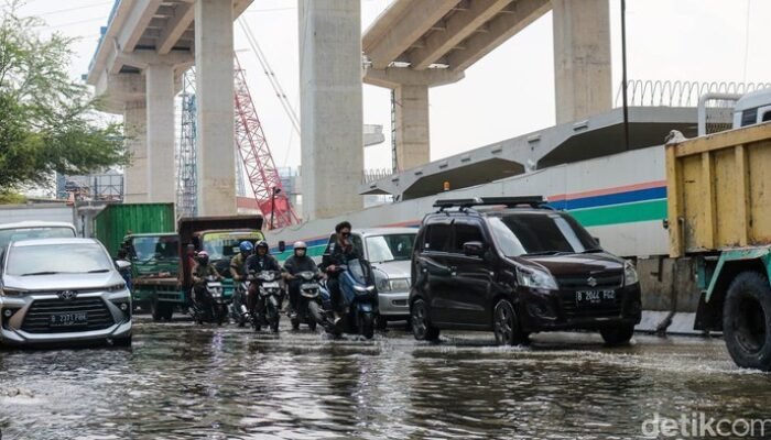 Banjir Rob Jakarta Utara: Kendaraan Tersapu Air Laut, Bahaya Menyeret!