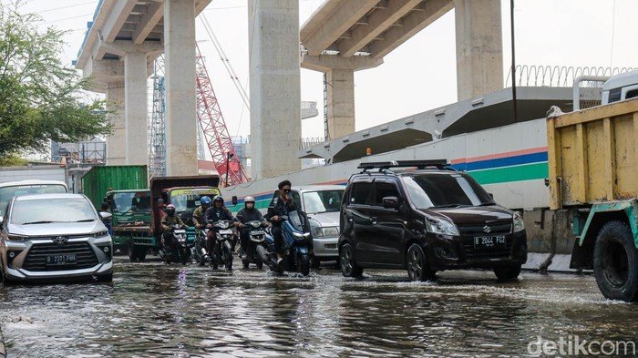 Banjir Rob Jakarta Utara: Kendaraan Tersapu Air Laut, Bahaya Menyeret!