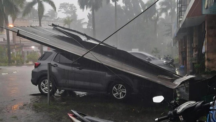 [Kanopi Ruko Ambruk, Mobil dan Motor Tergenang, Warga Bogor Terkejut]