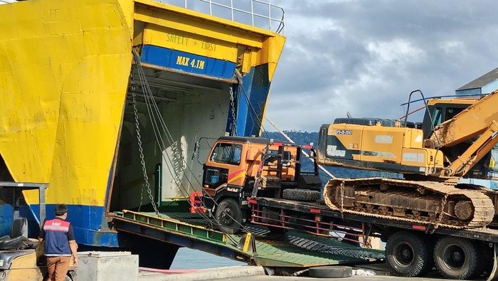 50 Ton Bahan Pokok dan 7 Excavator Dibawa KMP Jatra II ke Sibolga