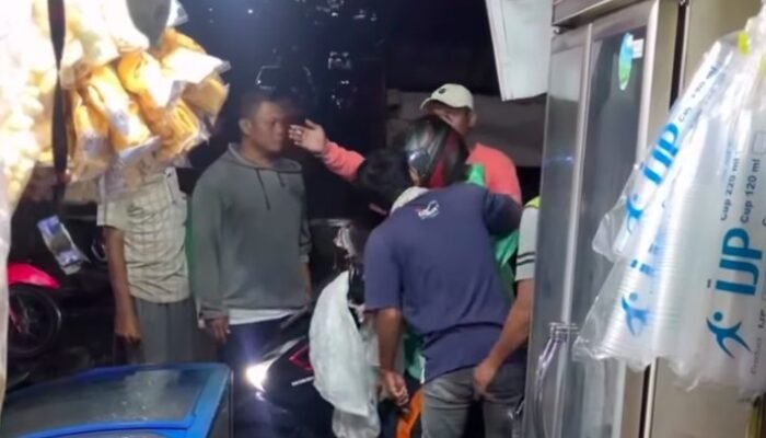 [2 Opang Pukuli Ojol Angkut Penumpang di Stasiun Duri, Ngaku Khilaf] : Tragedi di Stasiun Duri yang Guncangkan Kota [KODEUNIK]