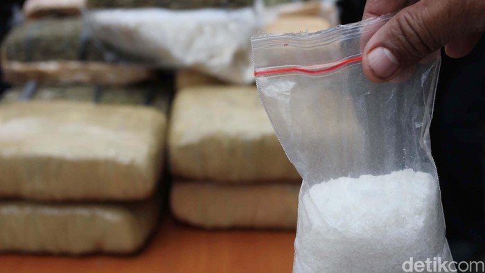 **Bareskrim Berhasil Bongkar Jaringan Narkoba Transnasional, 14 Kg Sabu Raib!**
