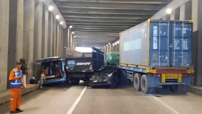 Truk Trailer Tabrak 6 Kendaraan di Underpass Tol Jagorawi: Kecelakaan Beruntun yang Hanya Menyebabkan Kerusakan Material