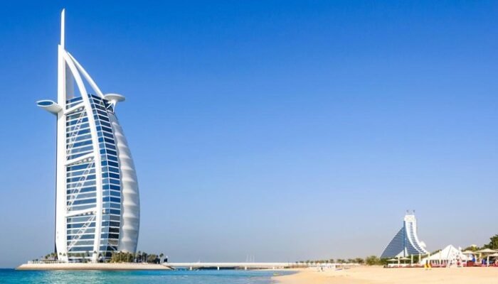 UEA Tahan Ratusan Drone Iran, Puing-puingnya Nyasar Bakar Hotel Mewah Dubai