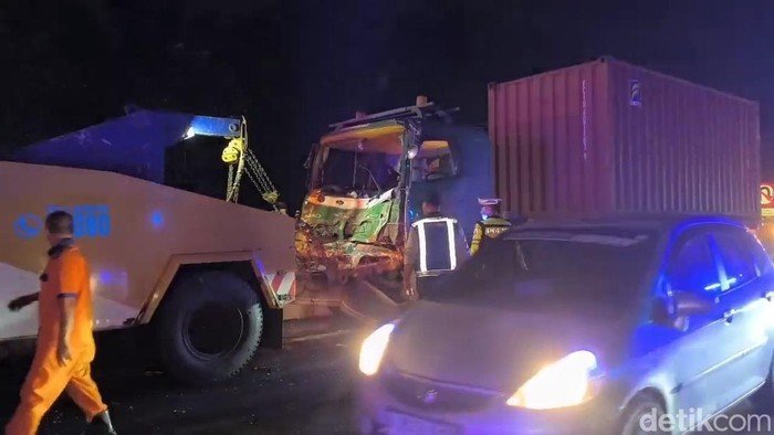 Tragedi Tol Cipularang: 10 Kendaraan Tabrakan Beruntun, Truk Rem Blong Jadi Penyebab