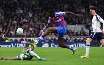 “Ketika VAR Anggap ‘Hidung’ Sarr Offside: Kebijakan yang Goyangkan Mental Pemain”