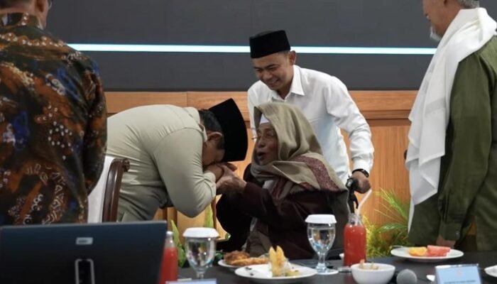 Prabowo Salami, Cium Tangan Kiai: Bukber di Istana yang Mengejutkan