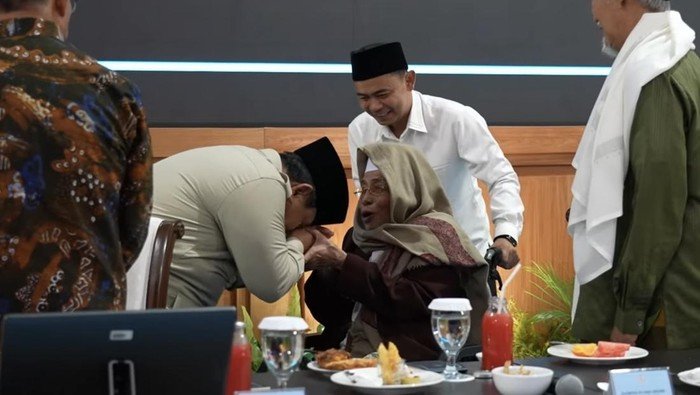 Prabowo Salami, Cium Tangan Kiai: Bukber di Istana yang Mengejutkan
