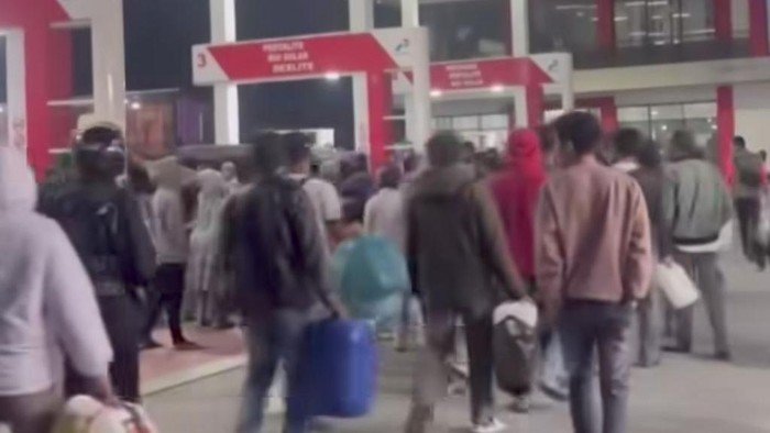 Warga Aceh Antre di SPBU, Beli BBM Pakai Jeriken: Fenomena yang Mempertanyakan Ketersediaan BBM