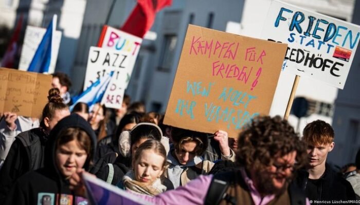[Mogok, Pelajar Jerman Tolak Wajib Militer: Gerakan Anti-Pemerintah Berlanjut]