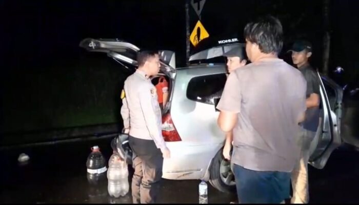 Tengah Malam Mobilnya Mogok, Lansia di Bogor Diantar Pulang Polisi, Buktikan Tindakan Sosial yang Memprihatinkan!