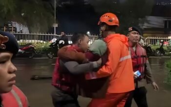 Tragis! Banjir 170 Cm di Pondok Karya Jaksel, Brimob Berjuang Selamatkan Nenek 84 Tahun dari Kebakaran