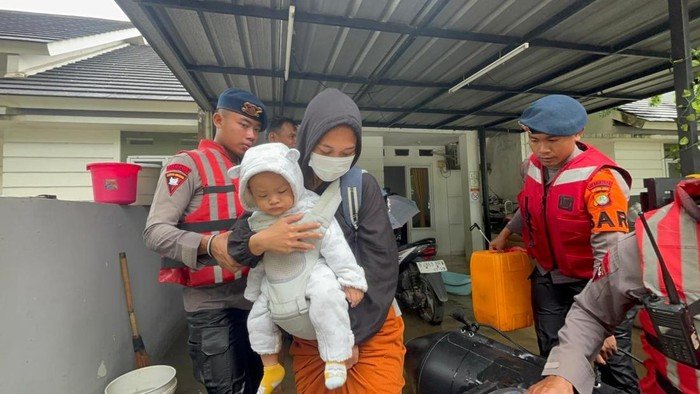 Darurat Banjir di Ciledug: Brimob Evakuasi 50 Anak Tanpa Cedera