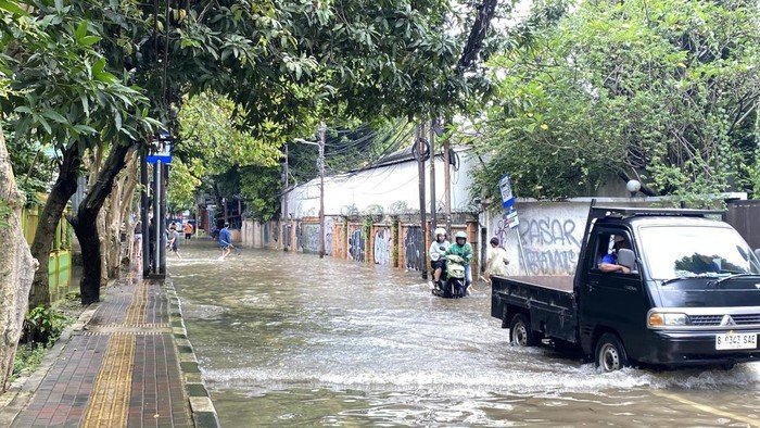 Banjir di Kemang-Mampang Jaksel, Pengendara Tuntun Motor Terobos Ancaman Bahaya!
