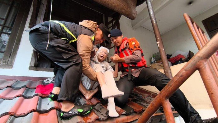 Bencana Banjir di Mampang Jaksel Brimob Polda Lakukan Evakuasi Lansia hingga Anak-Anak