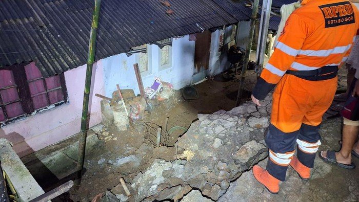 Badai di Bogor: Hujan Deras Picu Bencana, Dua Rumah Warga Terkena Imbas
