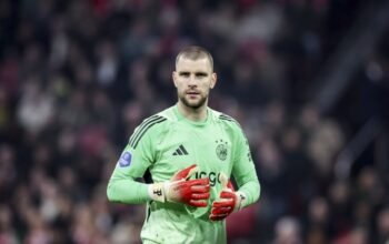 Maarten Paes vs Van der Vaart: Pertempuran Api di Balik Sentilan dan Semprotan Bola!