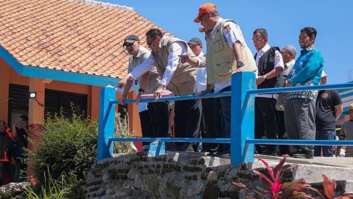 Tinjau Longsor Brebes, Ahmad Luthfi Gelar Aksi Perbaikan Jalan dan Sekolah, Siapa Berikutnya?