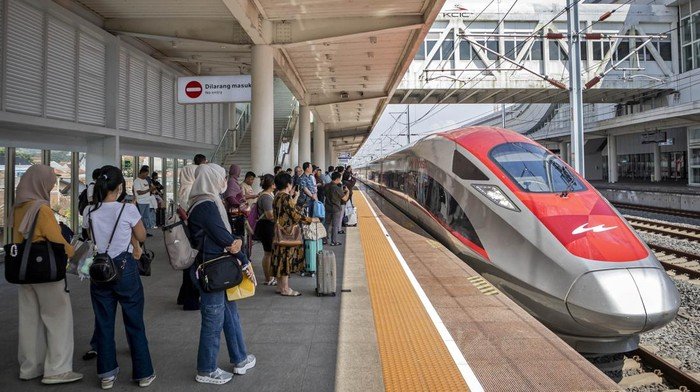 Liburan Lebaran Bikin Penumpang Whoosh Melonjak ke 301 Ribu!