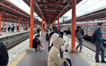 “Stasiun KRL Bekasi Ramai, Imbauan WFA Jelang Lebaran Menjadi Perhatian”