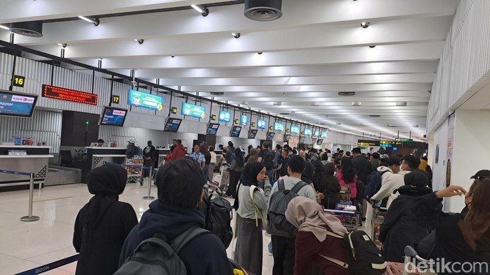 Puncak Arus Mudik, Bandara Soetta Dipenuhi Penumpang Sejak Dini Hari - Update 3