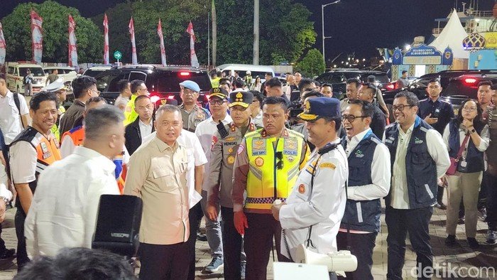 Menhub-Kakorlantas Tinjau Pelabuhan Merak dan Ciwandan, Dukung Program Mudik Gratis