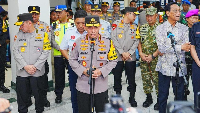 Di Puncak Arus Mudik, Kapolri Pastikan Keamanan Maksimal di Stasiun Tugu Yogyakarta