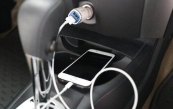 “Aki Soak? Ini Fakta Mengejutkan Tentang Ngecas HP di Mobil!”