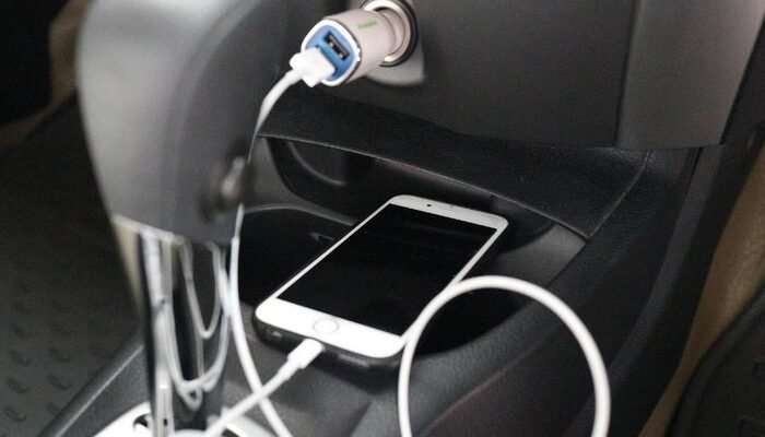 “Aki Soak? Ini Fakta Mengejutkan Tentang Ngecas HP di Mobil!”