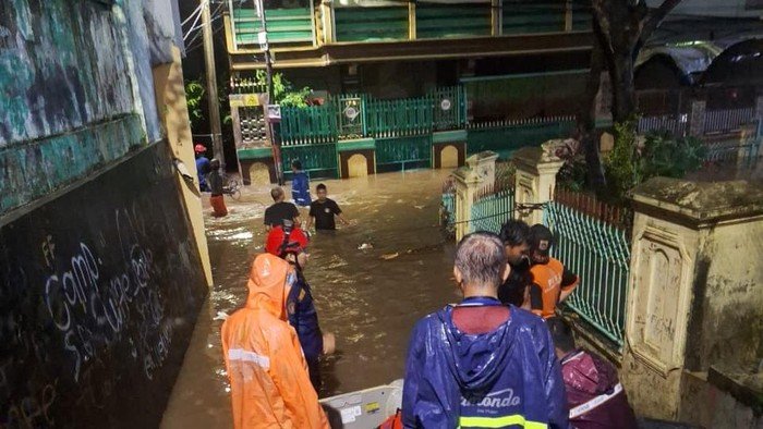 Kenapa Ciracas Terulang Banjir? Edisi Hari Lebaran Membuatnya Lebih Parah!