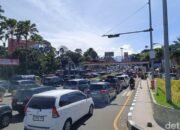 7 Ribu Kendaraan Menuju Puncak, One Way Polisi Jadi Kunci Kebalikan!