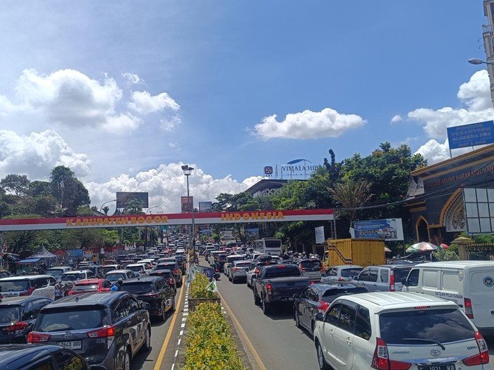 Padat Merayap! Begini Antrean Kendaraan Menuju Puncak Bogor Siang Ini - Update 2