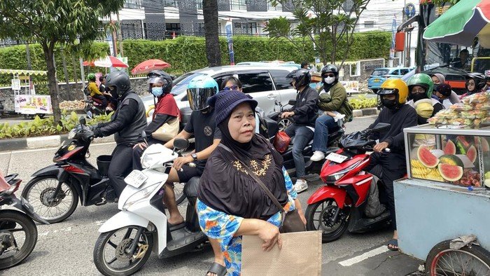 Penjual Tikar di Ragunan: Pembeli Menurun Lebaran Ini - Update 1