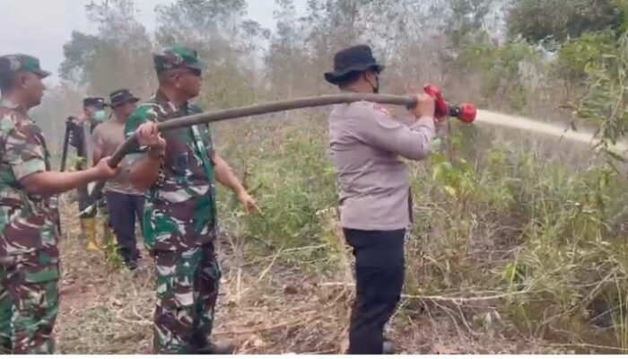 14 Titik Hotspot di Dumai Terbakar, Polisi dan TNI Kolaborasi Padamkan – Update 3