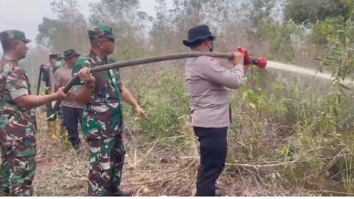 14 Titik Hotspot di Dumai Terbakar, Polisi dan TNI Kolaborasi Padamkan - Update 3