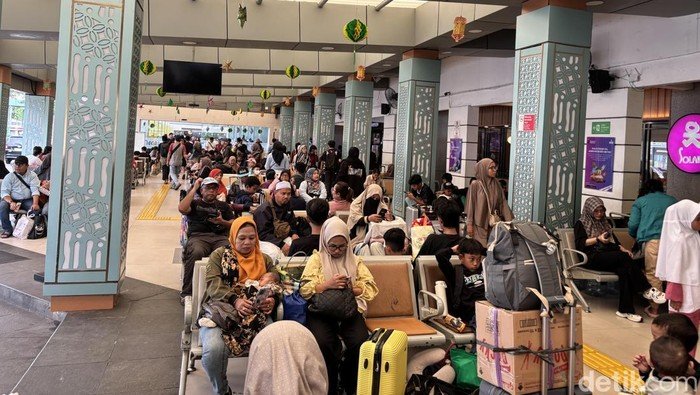 Dari Senen ke Pulang, 5000 Kardus Camilan Daerah Bawa Makna yang Tak Terlupakan.